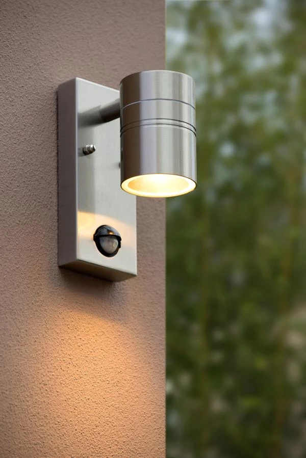 Lucide ARNE-LED IR - Wall spotlight / Wall light Indoor/Outdoor - Ø 6,3 cm - LED - GU10 - 1x5W 2700K - IP44 - Motion & Day/Night Sensor - Satin Chrome - atmosphere 1